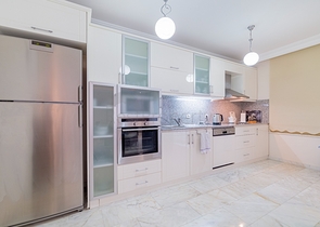 شقق على البحر في الانيا - غرفتين وصالة -مفروشة - ضمن مجمع على البحر مباشرة -في محمودلار / الانيا 