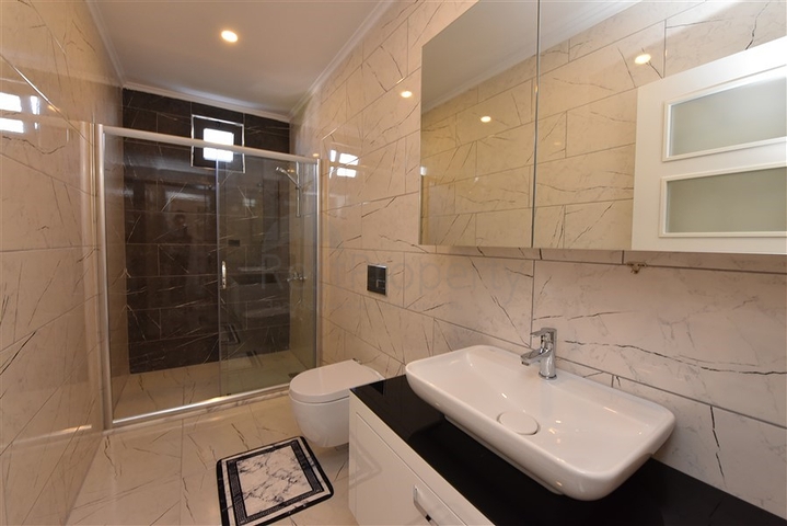 شقة واسعة في الانيا - 3 غرف نوم وصالة -ضمن مجمع فاخر -في كاستل / الانيا 