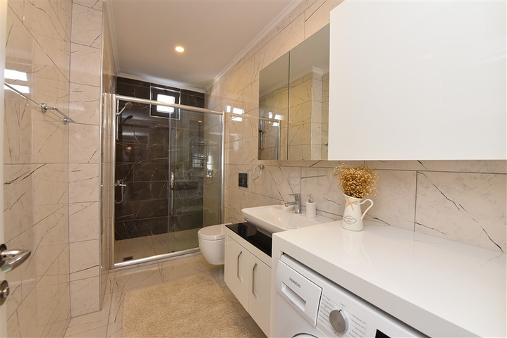 شقة واسعة في الانيا - 3 غرف نوم وصالة -ضمن مجمع فاخر -في كاستل / الانيا 