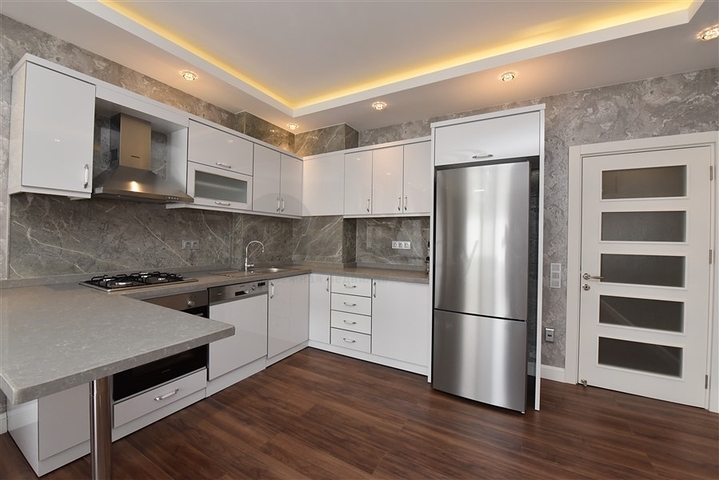 شقة واسعة في الانيا - 3 غرف نوم وصالة -ضمن مجمع فاخر -في كاستل / الانيا 