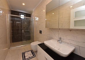 شقة واسعة في الانيا - 3 غرف نوم وصالة -ضمن مجمع فاخر -في كاستل / الانيا 