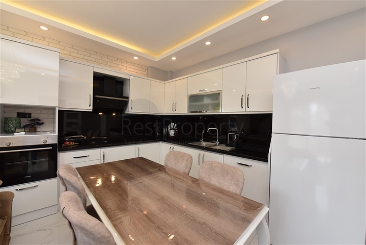 شقة انيقة غرفتين وصالة -مجمع فاخر قريب من البحر -في كاستل / الانيا 