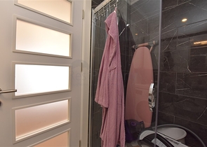 شقة انيقة غرفتين وصالة -مجمع فاخر قريب من البحر -في كاستل / الانيا 