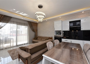 شقة انيقة غرفتين وصالة -مجمع فاخر قريب من البحر -في كاستل / الانيا 