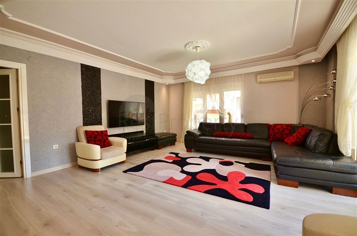 شقة فسيحة 3 + 1 مع أثاث وأجهزة في منطقة محمودلار 