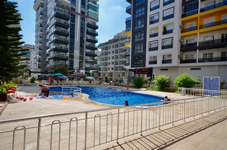 شقة فسيحة 3 + 1 مع أثاث وأجهزة في منطقة محمودلار 