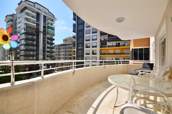 شقة فسيحة 3 + 1 مع أثاث وأجهزة في منطقة محمودلار 