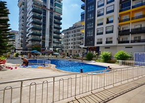 شقة فسيحة 3 + 1 مع أثاث وأجهزة في منطقة محمودلار 