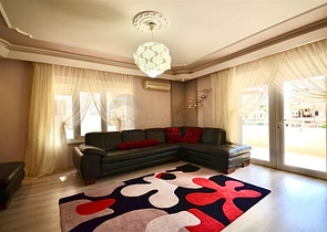 شقة فسيحة 3 + 1 مع أثاث وأجهزة في منطقة محمودلار 