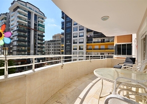 شقة فسيحة 3 + 1 مع أثاث وأجهزة في منطقة محمودلار 