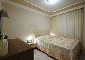 شقة فسيحة 3 + 1 مع أثاث وأجهزة في منطقة محمودلار 