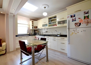 شقة فسيحة 3 + 1 مع أثاث وأجهزة في منطقة محمودلار 