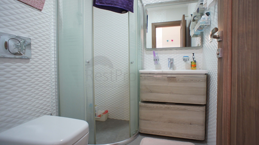 شقة من أربع غرف نوم مطلة على البحر في منطقة كيستل