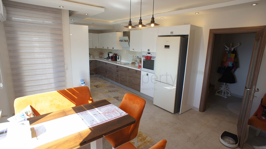 شقة من أربع غرف نوم مطلة على البحر في منطقة كيستل