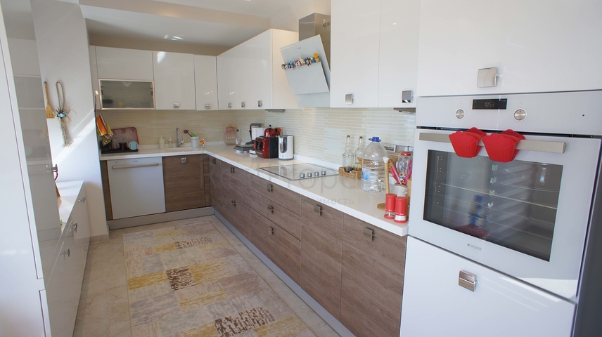 شقة من أربع غرف نوم مطلة على البحر في منطقة كيستل