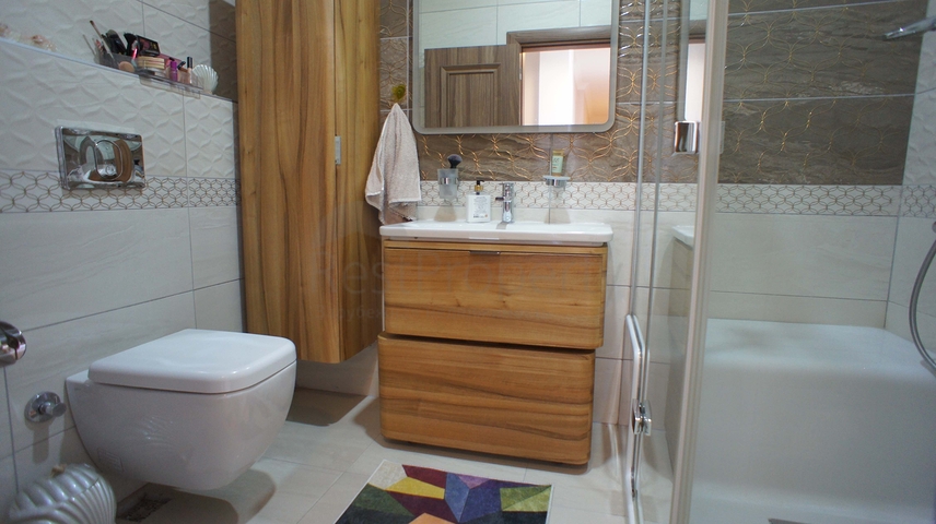 شقة من أربع غرف نوم مطلة على البحر في منطقة كيستل