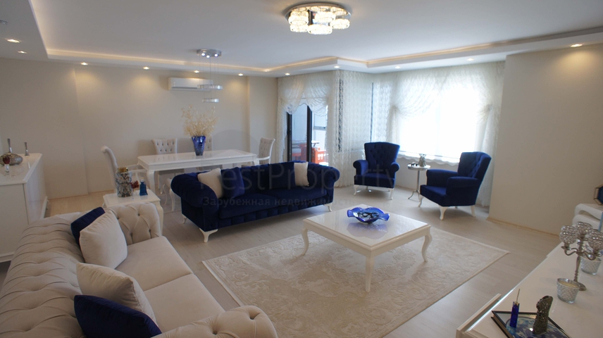 شقة من أربع غرف نوم مطلة على البحر في منطقة كيستل