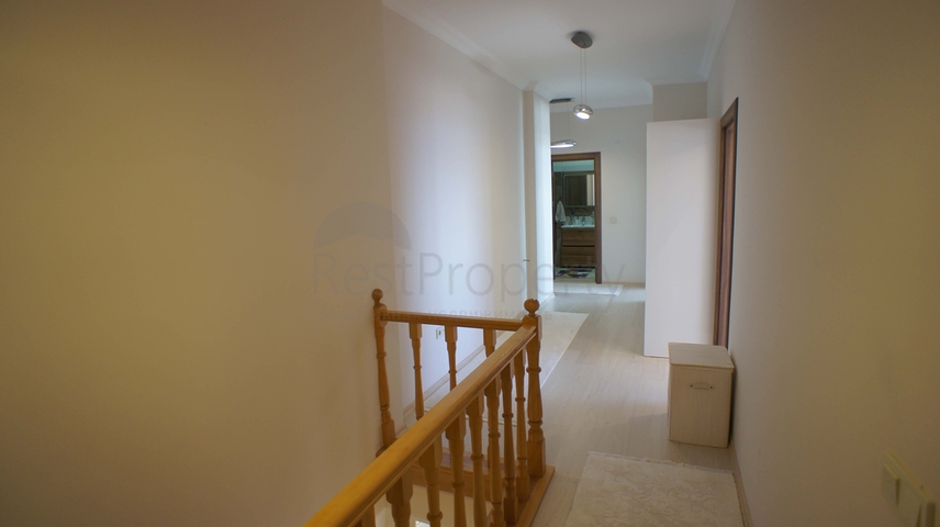 شقة من أربع غرف نوم مطلة على البحر في منطقة كيستل