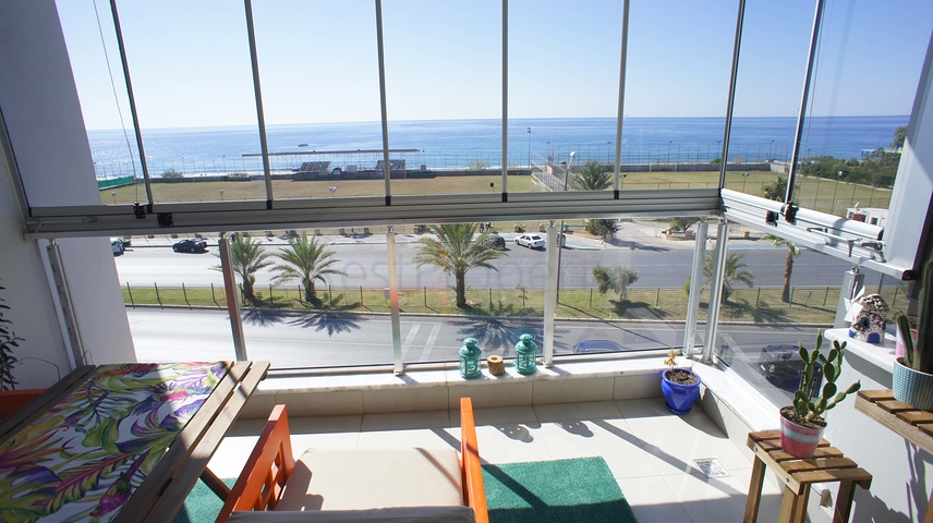 شقة من أربع غرف نوم مطلة على البحر في منطقة كيستل