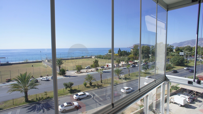 شقة من أربع غرف نوم مطلة على البحر في منطقة كيستل