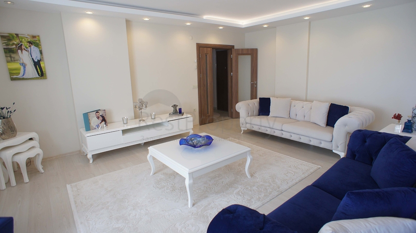 شقة من أربع غرف نوم مطلة على البحر في منطقة كيستل