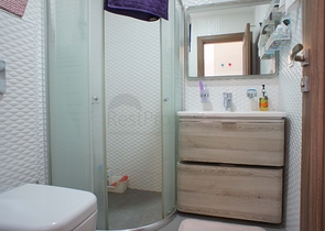 شقة من أربع غرف نوم مطلة على البحر في منطقة كيستل