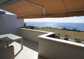 شقة من أربع غرف نوم مطلة على البحر في منطقة كيستل