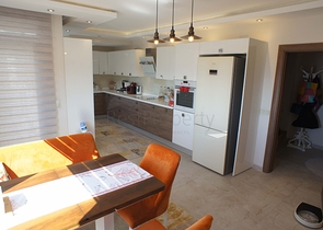 شقة من أربع غرف نوم مطلة على البحر في منطقة كيستل