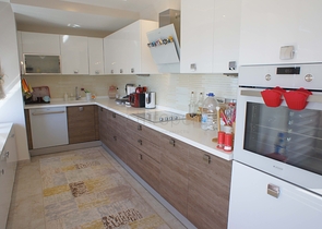 شقة من أربع غرف نوم مطلة على البحر في منطقة كيستل