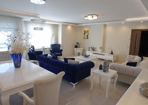 شقة من أربع غرف نوم مطلة على البحر في منطقة كيستل