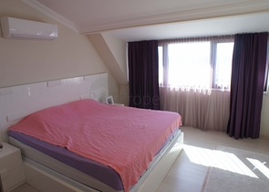 شقة من أربع غرف نوم مطلة على البحر في منطقة كيستل