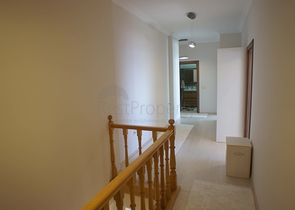 شقة من أربع غرف نوم مطلة على البحر في منطقة كيستل