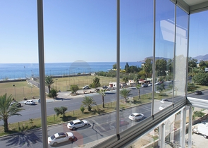 شقة من أربع غرف نوم مطلة على البحر في منطقة كيستل