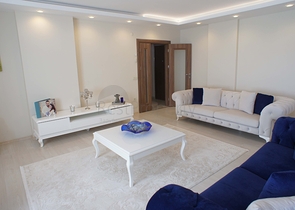 شقة من أربع غرف نوم مطلة على البحر في منطقة كيستل