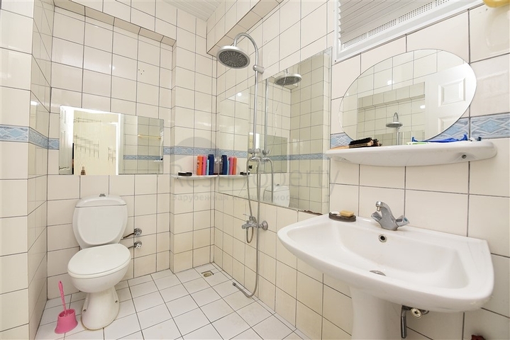 شقة من غرفتي نوم مع مطبخ منفصل في منطقة شاطئ كليوباترا