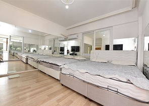 شقة من غرفتي نوم مع مطبخ منفصل في منطقة شاطئ كليوباترا