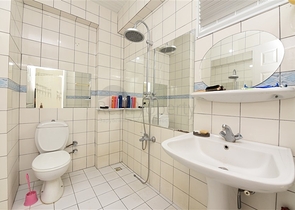 شقة من غرفتي نوم مع مطبخ منفصل في منطقة شاطئ كليوباترا