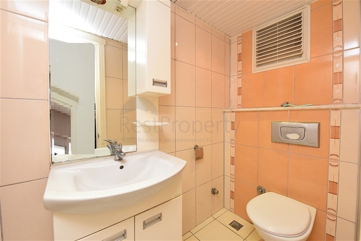 شقة 2+1 في وسط ألانيا ، على بعد 50 مترا من البحر للحصول على الجنسية التركية