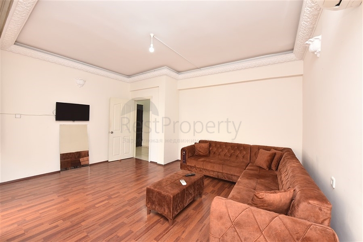 شقة 2+1 في وسط ألانيا ، على بعد 50 مترا من البحر للحصول على الجنسية التركية