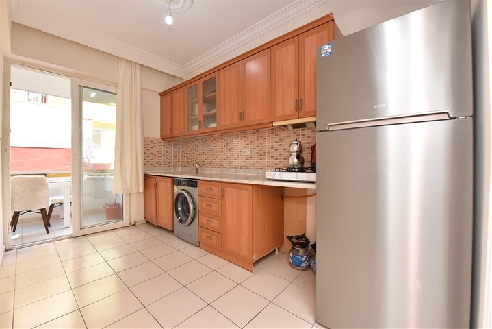 شقة 2+1 في وسط ألانيا ، على بعد 50 مترا من البحر للحصول على الجنسية التركية