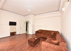 شقة 2+1 في وسط ألانيا ، على بعد 50 مترا من البحر للحصول على الجنسية التركية