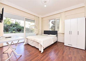 شقة 2+1 في وسط ألانيا ، على بعد 50 مترا من البحر للحصول على الجنسية التركية