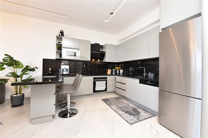 شقة 1+1 مطلة على البحر في مجمع جديد