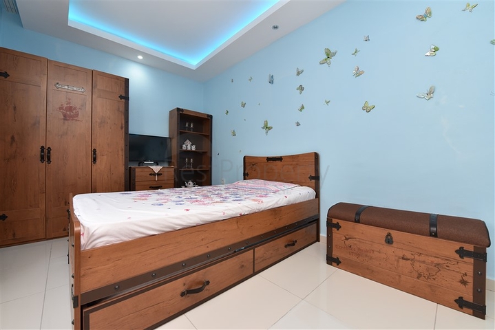 شقة 2+1 مع مطبخ منفصل 125 متر من البحر في منطقة محمودلار