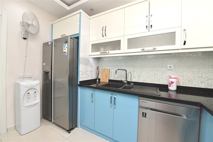 شقة 2+1 مع مطبخ منفصل 125 متر من البحر في منطقة محمودلار