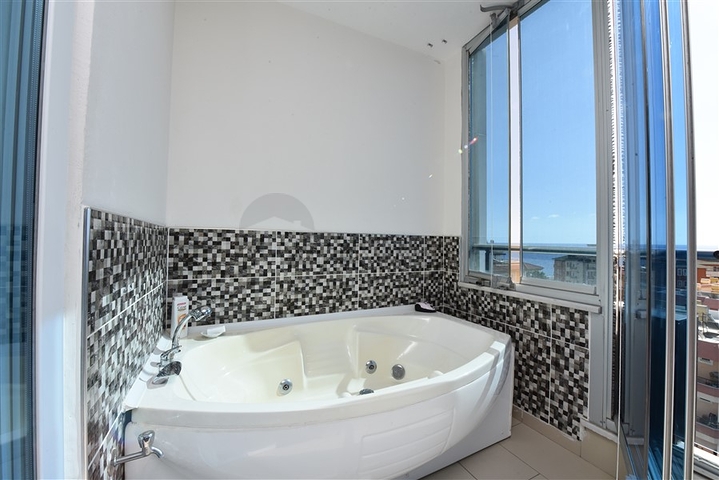 شقة 2+1 مع مطبخ منفصل 125 متر من البحر في منطقة محمودلار