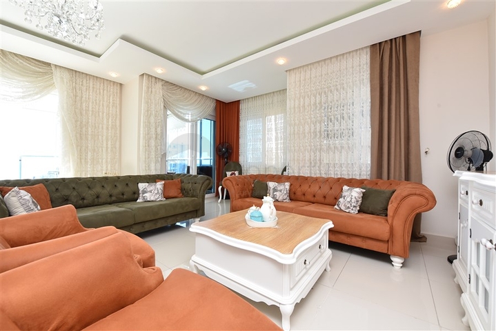 شقة 2+1 مع مطبخ منفصل 125 متر من البحر في منطقة محمودلار