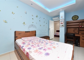 شقة 2+1 مع مطبخ منفصل 125 متر من البحر في منطقة محمودلار