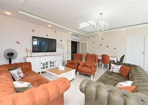 شقة 2+1 مع مطبخ منفصل 125 متر من البحر في منطقة محمودلار