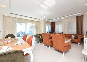 شقة 2+1 مع مطبخ منفصل 125 متر من البحر في منطقة محمودلار